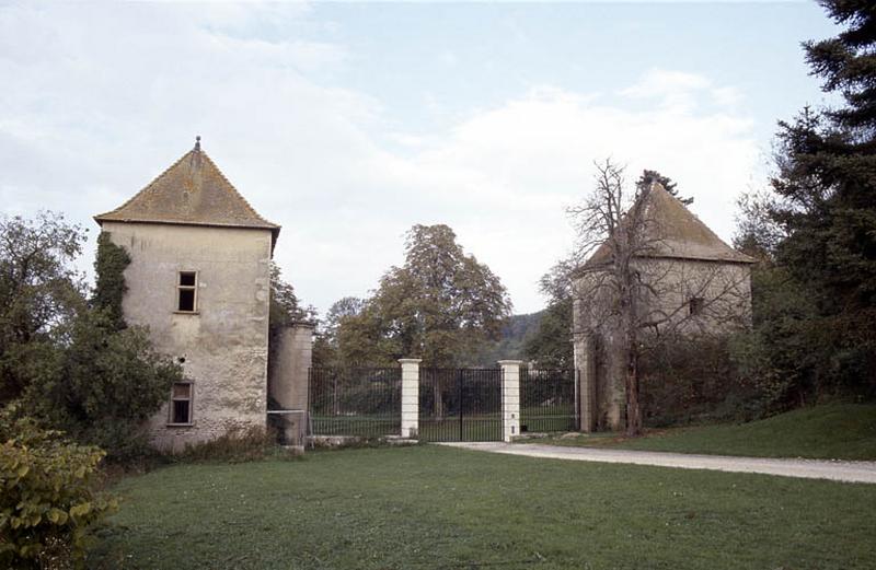 Pavillons d'entrée et grille.