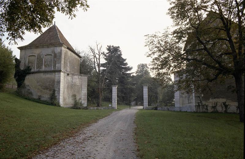 Pavillons d'entrée et grille.