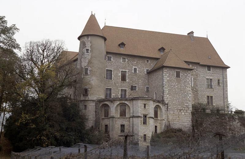 Aile Nord, façade extérieure, tours et terrasse.