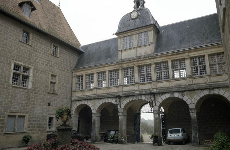 Cour intérieure, galerie suspendue.