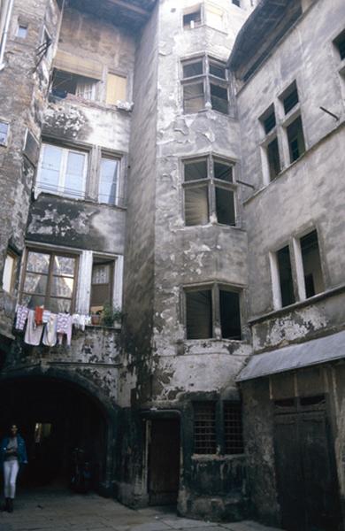 Cage d'escalier, sur cour.