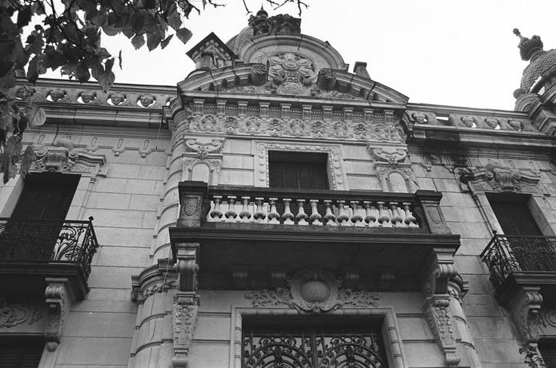 Vue du fronton de la façade.