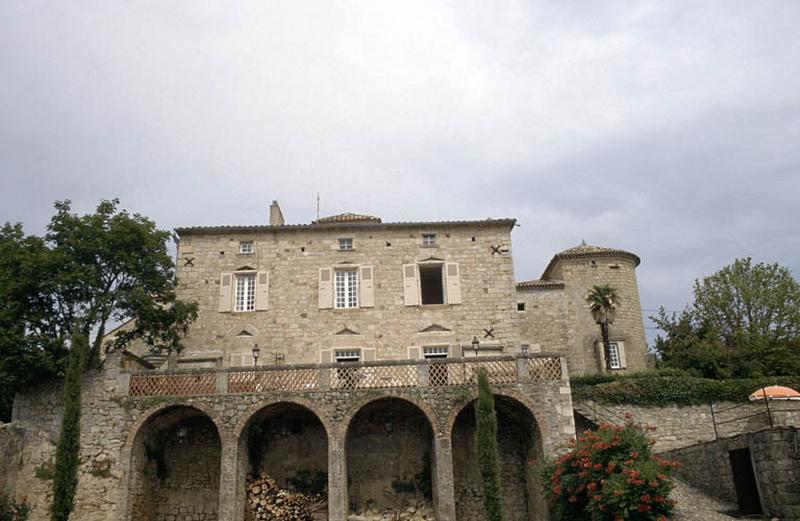 Façade extérieure et terrasse.