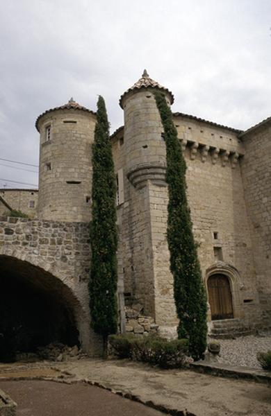 Façade sur cour, tour et echauguette.