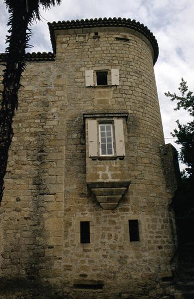 Angle façade, fenêtres.