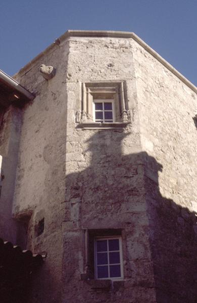 Détail façade sur rue, fenêtres.