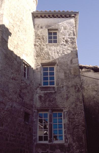 Détail façade sur cour, fenêtres.