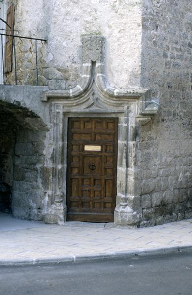 Porte avec linteau sculpté.