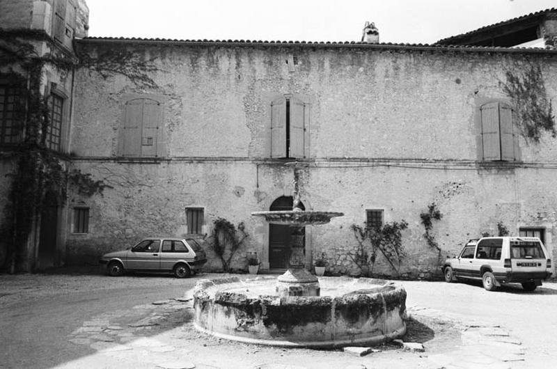 Façade principale et cour intérieure.