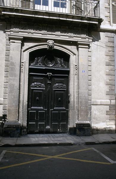 Porte de la façade principale.