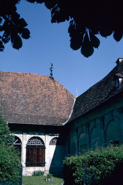 Cour intérieure, fenêtre et vitraux.