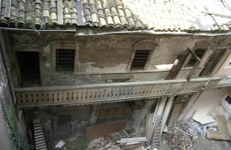 Façade sur cour, galerie en bois.