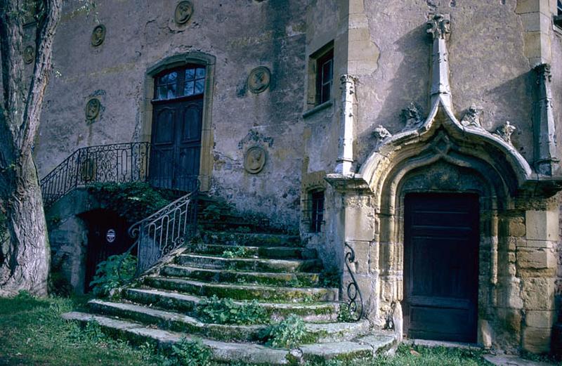 Escalier et baies d'entrée.