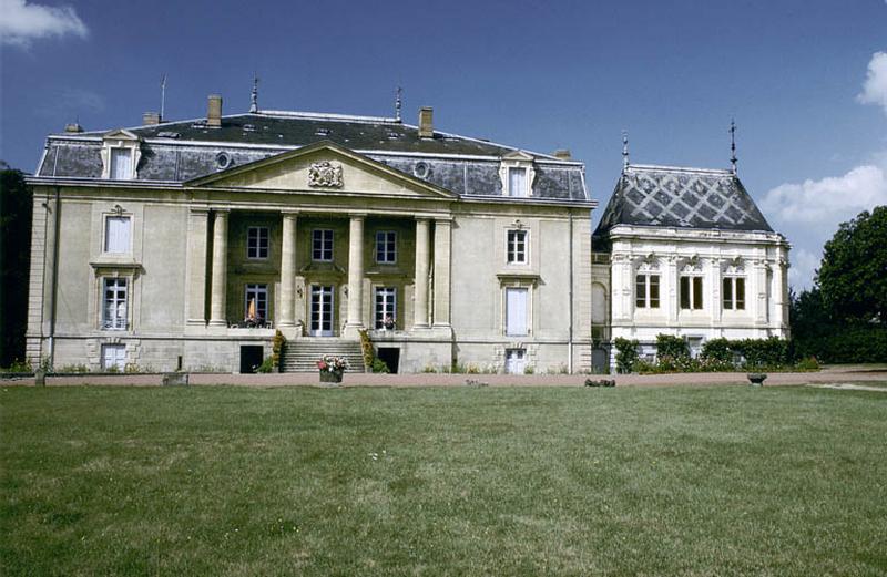 Façade principale, sur jardins.