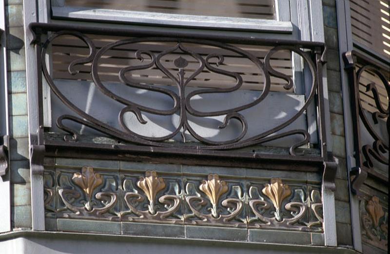 Fenêtres, balustrade en fer forgé.