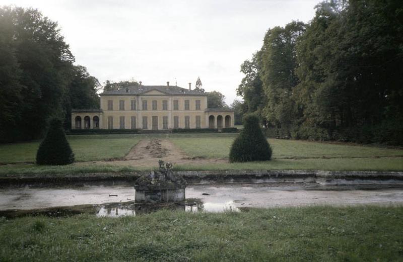 Façade, vue des jardins.