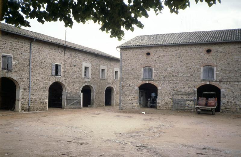 Communs, façades sur cour.