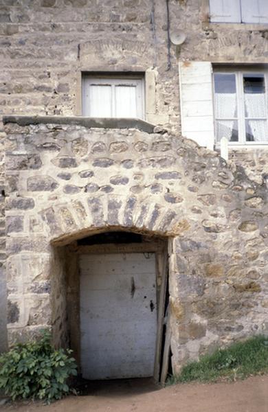 Façade principale, sur cour, escalier.