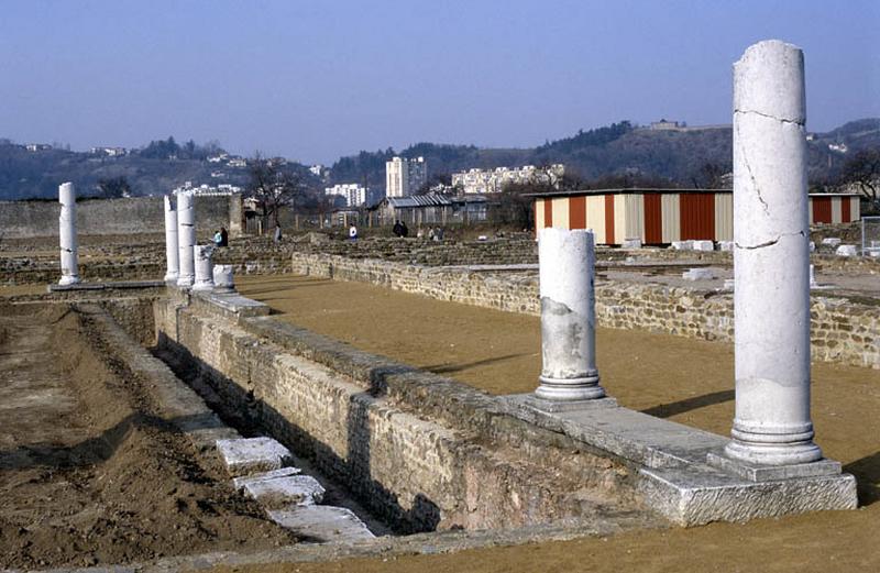 Vestiges, colonnes et fossé.