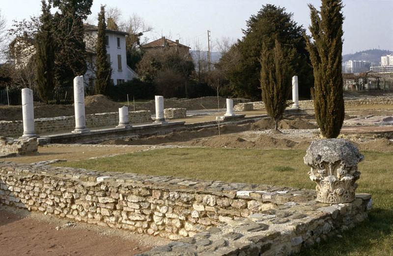 Vestiges, colonnes et murets.