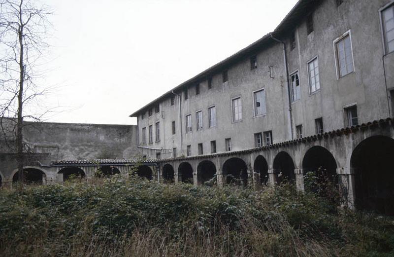 Façades sur jardins avec galerie sous arcades.