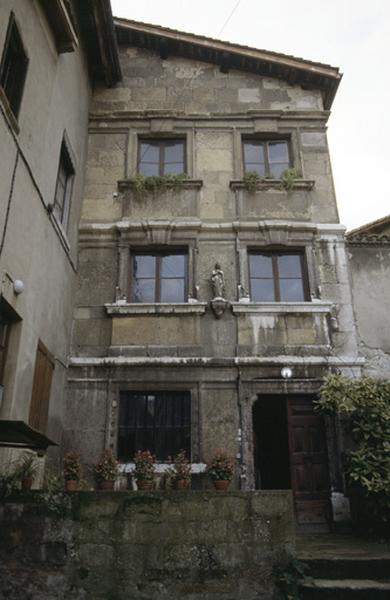 Aile latérale, façade sur cour avec terrasse.