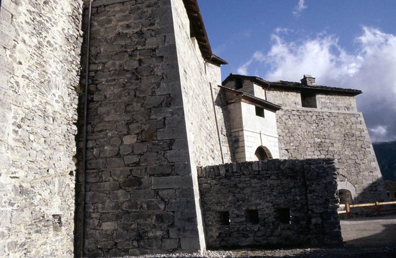 Façade principale, vue de trois-quart.