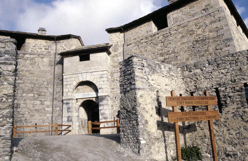 Tour d'entrée et façade principale.