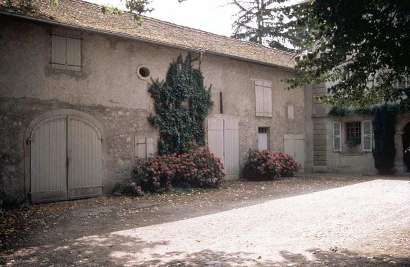 Façade principale, aile droite.