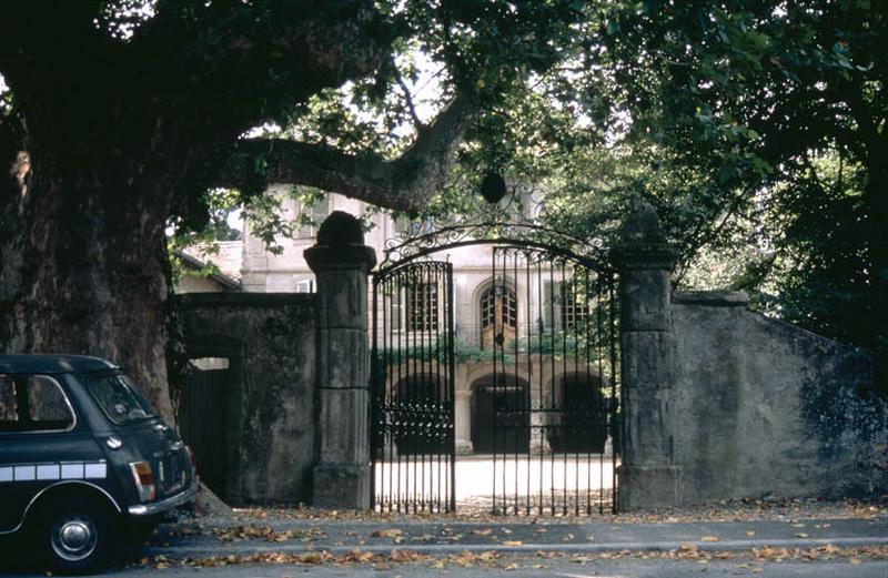 Grille d'entrée en fer forgé.
