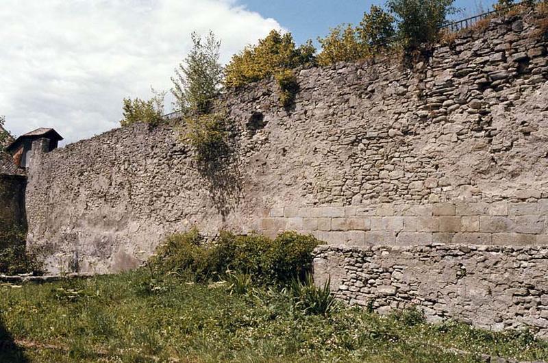 Mur d'enceinte, vue extérieure.