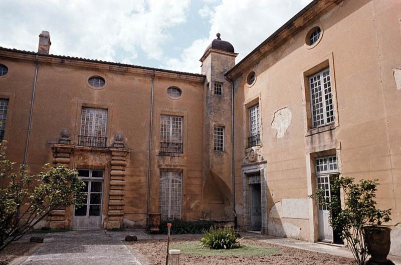 Angle Sud-Ouest, trompe et portes d'entrée sur cour.