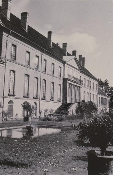 Corps de logis principal, façade sur jardins.