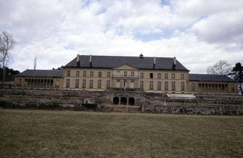 Vue d'ensemble, corps de logis principal et ailes latérales.