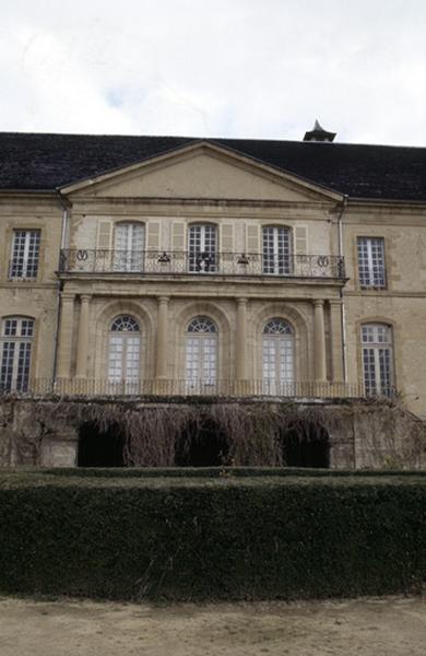 Entrée avec fronton et escalier.