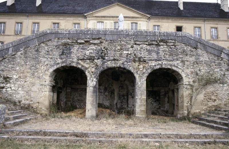 Escalier et arcades.