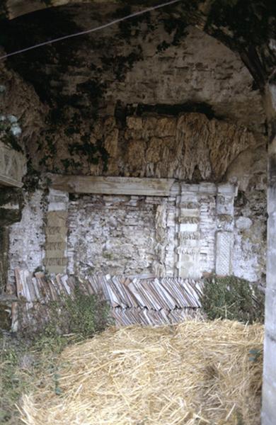 Vestiges, grotte en rocaille.