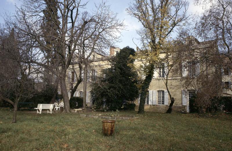 Façade sur jardins.