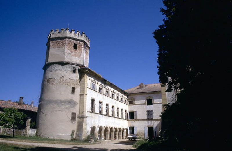 Vue d'ensemble, tour, façades principales ailes Est et Nord.