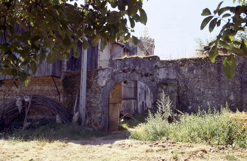 Mur d'enceinte et arche d'entrée en voute demi cercle.