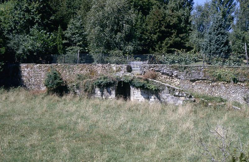 Parc et mur d'enceinte.