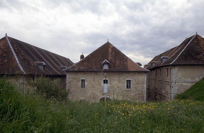 Corps de bâtiments, élévations et toitures.