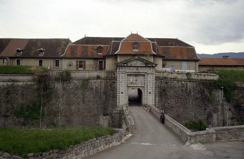 Vue d'ensemble, mur d'enceinte et entrée.