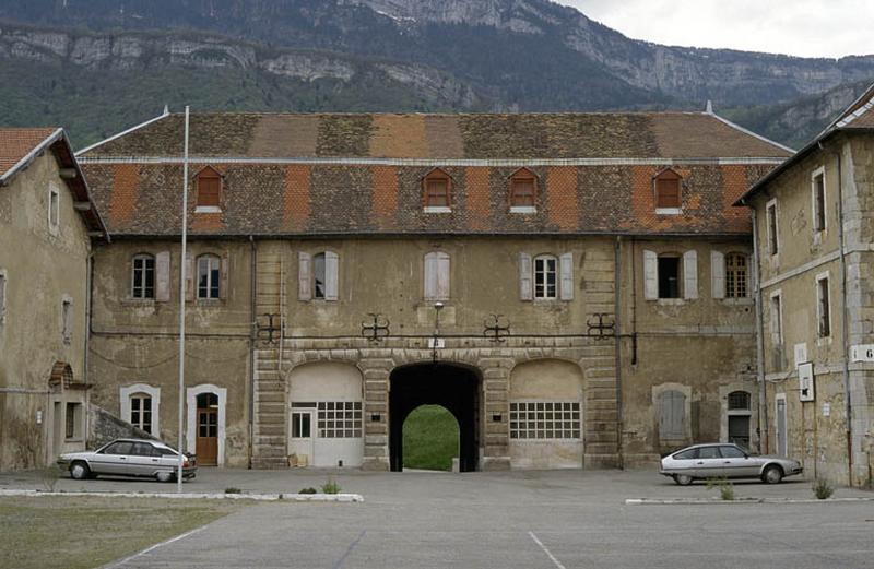 Vue d'ensemble, cour intérieure et porche d'entrée.