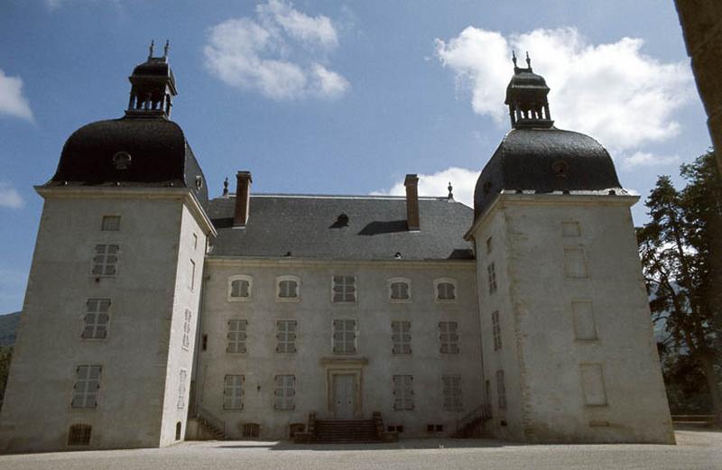 Façade Sud, sur cour.