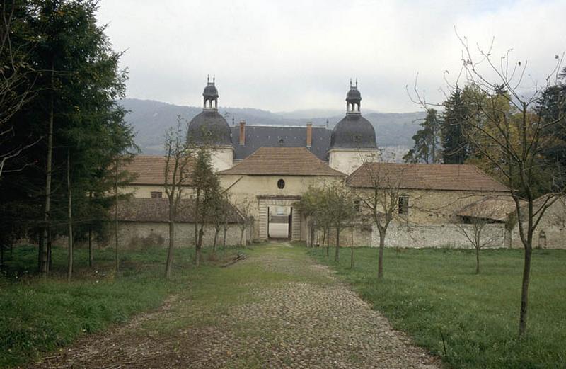 Communs, côté parc et entrée.