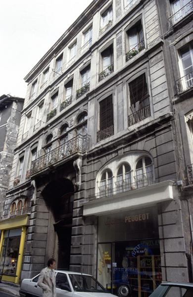 Façade sur rue.