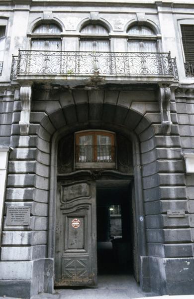 Porte cochère.