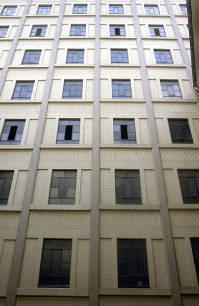 Façade sur rue, haut.