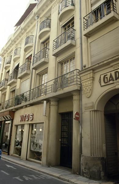 Façade sur rue, bas.